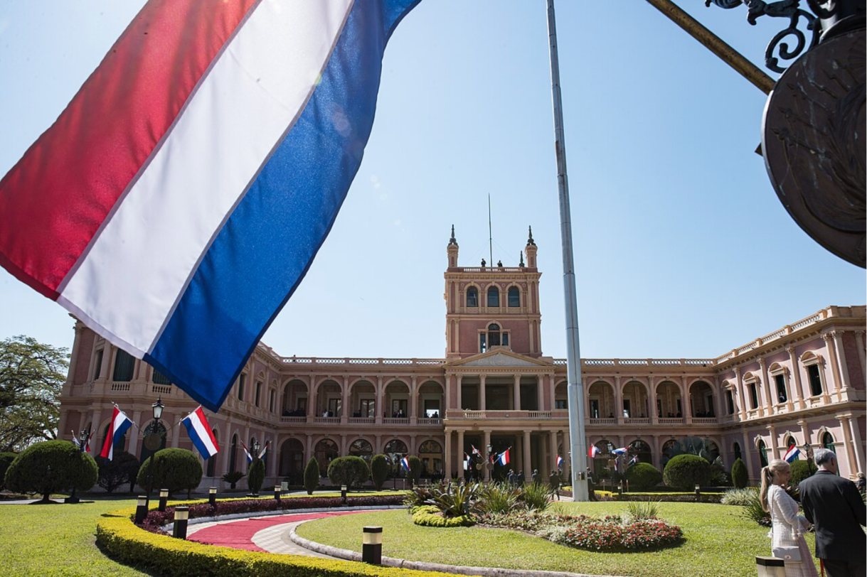 Palacio de López, sede del governo, con la bandiera del Paraguay